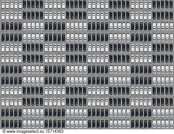 Luftaufnahme einer großen Anzahl von schwarz-weißen Autos  die in einem Karomuster angeordnet sind