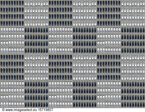 Luftaufnahme einer großen Anzahl von schwarz-weißen Autos  die in einem Karomuster angeordnet sind