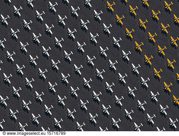 Luftaufnahme einer großen Anzahl von weiß und orangefarbenen Flugzeugen auf dem Flughafen