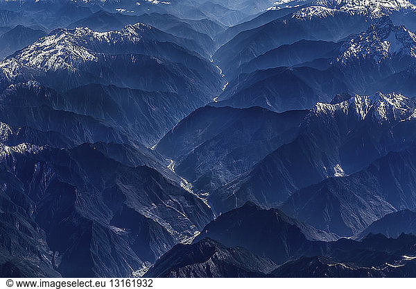 Luftaufnahme einer schneebedeckten Bergkette  Westchina  Ostasien