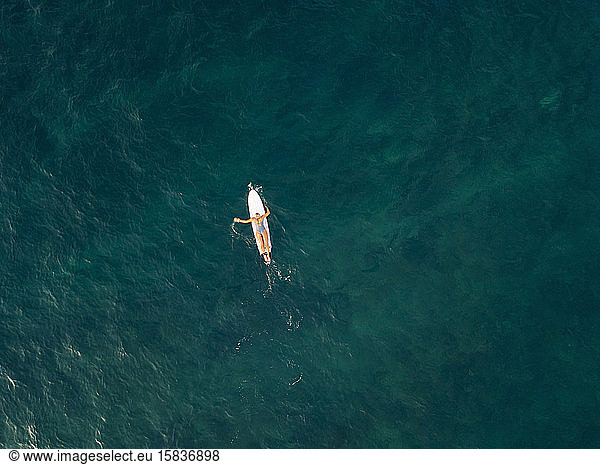 Luftaufnahme einer Surferin