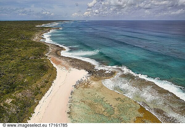 Luftaufnahme einer trostlosen Küstenlinie und Korallenformationen entlang der Atlantikseite von Cat Island  Bahamas.