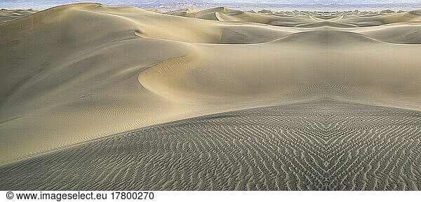 Luftaufnahme einer Wüste  Sandberge einer Wüste. Blick auf eine sonnige Wüste Atacama-Wüste  Chile  Südamerika