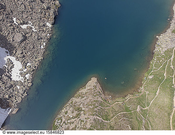 Luftaufnahme eines Alpensees