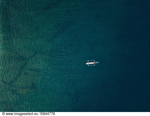 Luftaufnahme eines Banca-Boots im Indischen Ozean