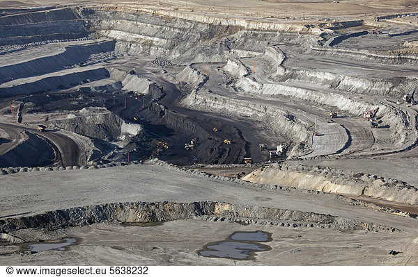 Luftaufnahme eines Kohlebergwerks im Tagebau im Powder River Basin der größten Kohle-Bergbauregion der Vereinigten Staaten Gillette Wyoming USA