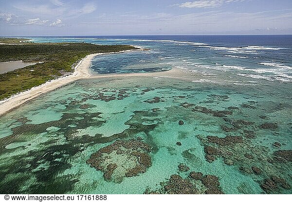 Luftaufnahme eines menschenleeren Strandes  Korallenformationen und türkisfarbenes Wasser entlang der Küstenlinie auf der Atlantikseite von Cat Island  Bahamas.