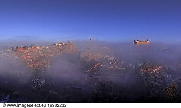 Luftaufnahme eines nebligen Tages in der Altstadt von Toledo bei Sonnenaufgang