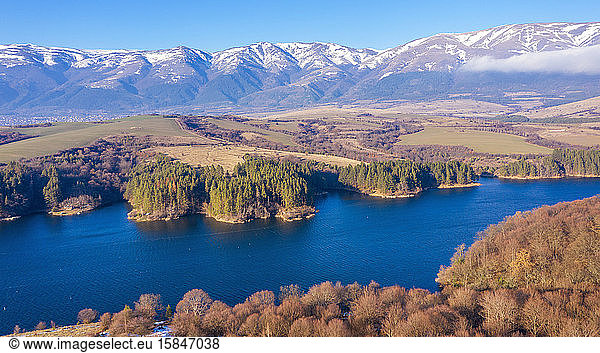 Luftaufnahme eines schönen Staudamms in Bulgarien.