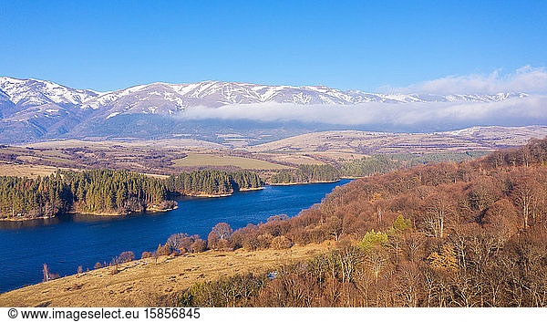 Luftaufnahme eines schönen Staudamms in Bulgarien.