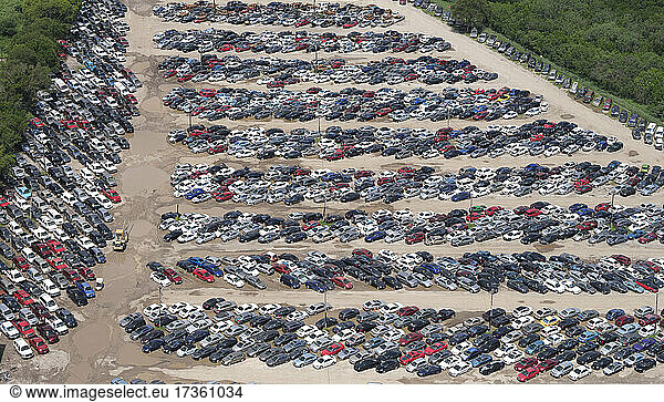 Luftaufnahme eines Schrottplatzes mit verschiedenen Autos