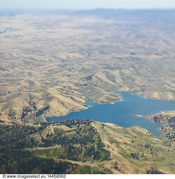 Luftaufnahme eines Sees in ländlicher Umgebung
