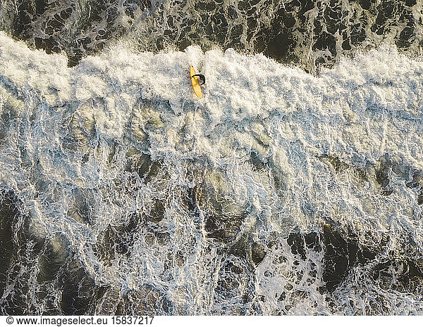 Luftaufnahme eines Surfers