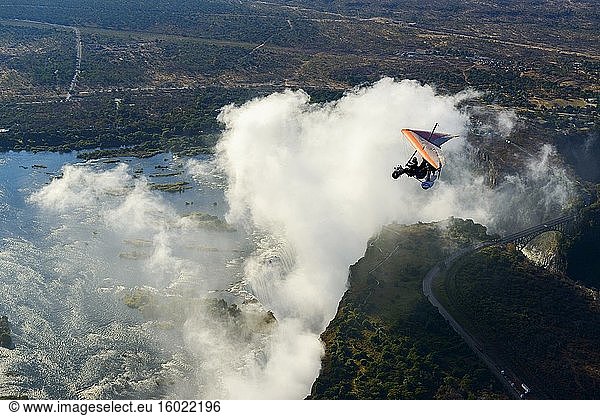 Luftaufnahme eines Ultraleichtflugzeugs  das den Sambesi und die Victoriafälle überfliegt. Livingstone. Sambia.