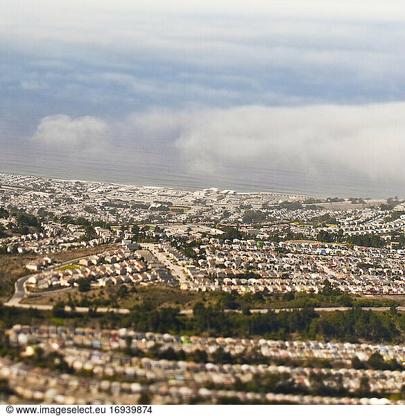 Luftaufnahme eines Vorstadtviertels.