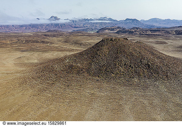 Luftaufnahme eines vulkanischen Hügels in der namibischen Wüste