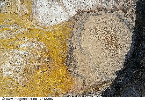 Luftaufnahme  gelb-gefärbte Schwefelsteine  Polyvotis Krater  Vulkan auf Nisyros  Dodekanes  Griechenland  Europa