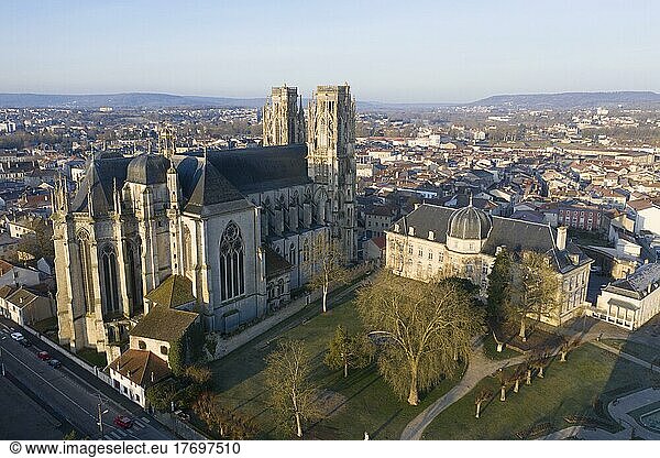 Luftaufnahme Gotische Kathedrale St. Etienne und Rathaus  Toul  Departement Meurthe-et-Moselle  Region Grand Est  Frankreich  Europa