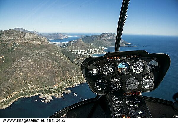 Luftaufnahme  Instrumente im Helikopter Clipper R44 über Kapstadt  Westkap  Republik Südafrika  Afrika
