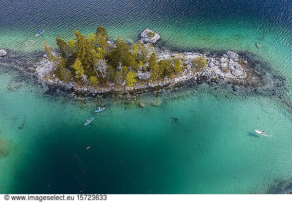Luftaufnahme  Kleine Insel mit Koniferen im Eibsee  bei Grainau  Oberbayern  Bayern  Deutschland  Europa