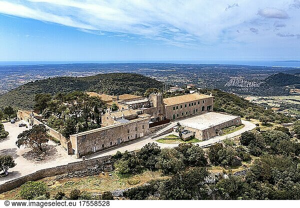 Luftaufnahme  Kloster Santuari de Nostra Senyora de Cura auf dem Berg Puig de Randa  Region Pla de Mallorca  Mallorca  Balearen  Spanien  Europa
