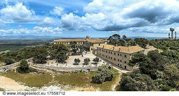 Luftaufnahme  Kloster Santuari de Nostra Senyora de Cura auf dem Berg Puig de Randa  Region Pla de Mallorca  Mallorca  Balearen  Spanien  Europa