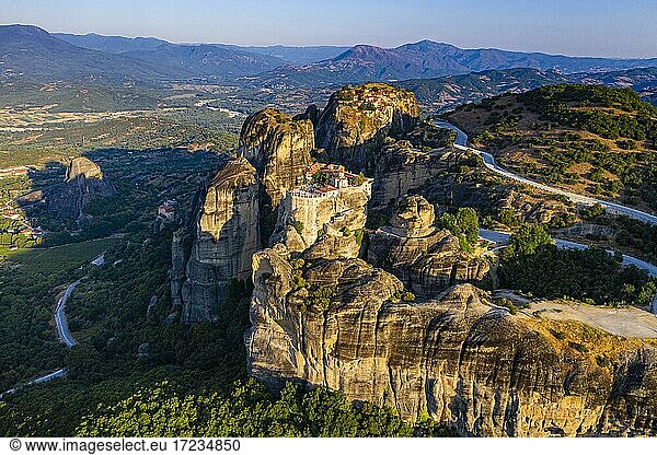 Luftaufnahme  Kloster Varlaam bei Morgenlicht  Kloster Meteora  Thessalien  Griechenland  Europa