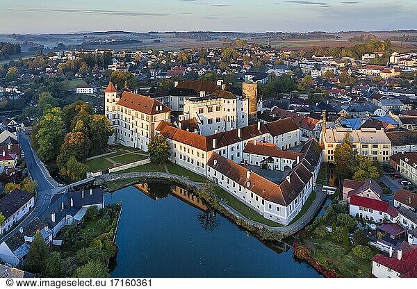 Luftaufnahme kurz nach Sonnenaufgang von Schloss  Teich und Stadt mit ihrer Renaissance-Architektur in der Stadt Jindrichuv Hradec in der Tschechischen Republik.