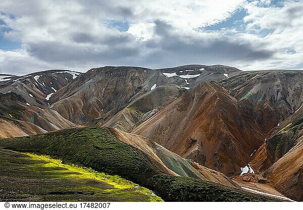 Luftaufnahme  Landschaftspanorama  Dramatische Vulkanlandschaft  bunte Erosionslandschaft mit Bergen  Lavafeld  Landmannalaugar  Fjallabak Naturreservat  Suðurland  Island  Europa