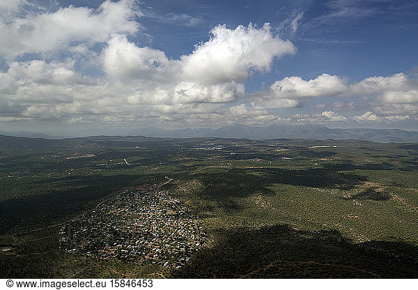 Luftaufnahme mit Blick auf ein kleines Dorf oder eine kleine Stadt - bewölkter Himmel
