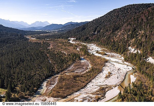 Luftaufnahme  natürliches Flussbett der oberen Isar  bei Wallgau  Wildflusslandschaft Isartal  Bayern  Deutschland  Europa