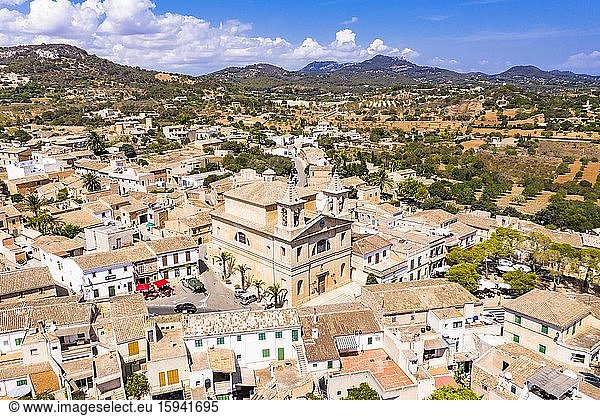 Luftaufnahme  S'Alqueria Blanca mit Kirche Parroquia De San José  Mallorca  Balearen  Spanien  Europa