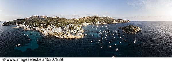 Luftaufnahme  Sant Elm oder Sam Telmo  Küste und Naturhafen  Region Andratx  Mallorca  Balearische Inseln  Spanien  Europa
