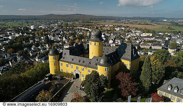 Luftaufnahme  Stadtansicht mit barockem Schloss und Umgebung  Montabaur  Rheinland-Pfalz  Deutschland  Europa