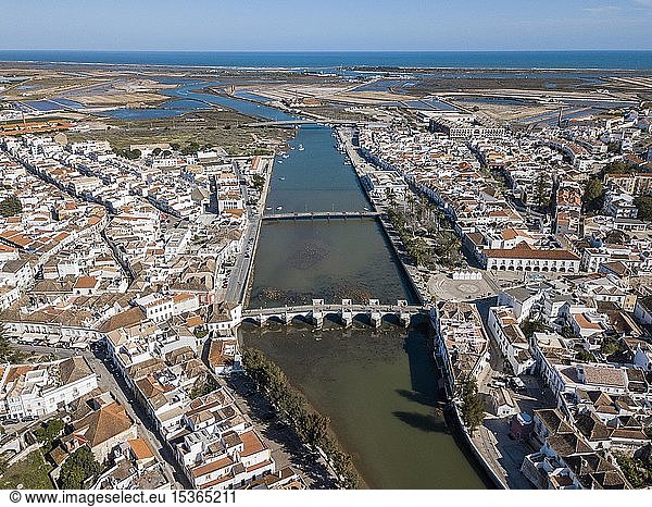 Luftaufnahme Stadtansicht mit römischer Brücke Tavira Algarve Portugal Europa