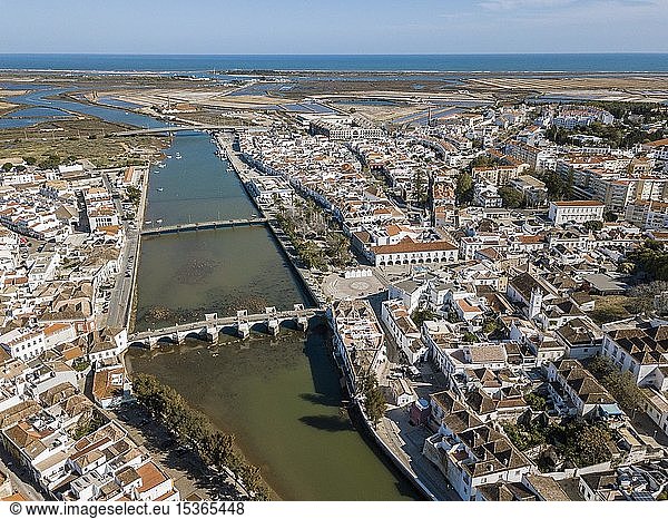 Luftaufnahme  Stadtansicht mit römischer Brücke  Tavira  Algarve  Portugal  Europa