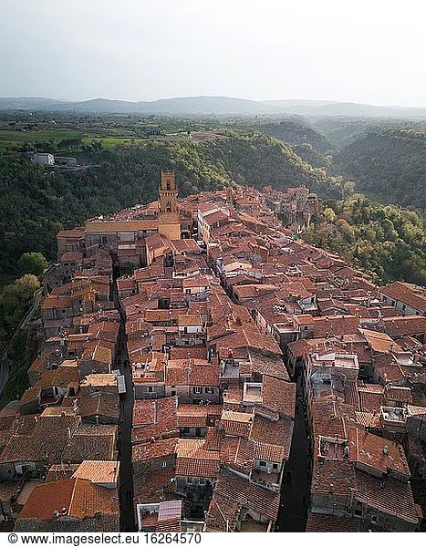 Luftaufnahme  Stadtansicht von Pitigliano  Italien  Europa