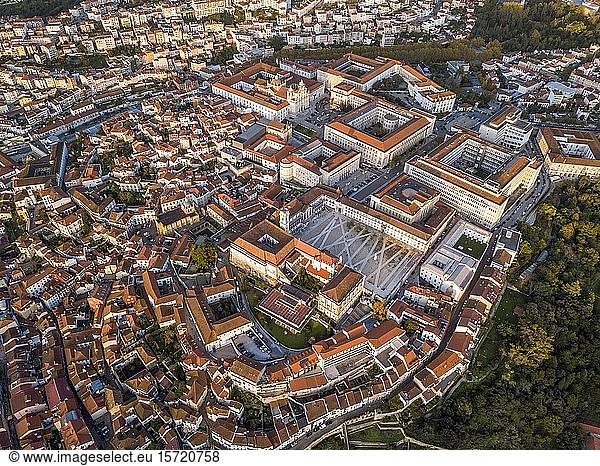 Luftaufnahme  Stadtbild mit Coimbra Universität  Coimbra  Portugal  Europa