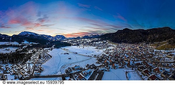 Luftaufnahme  verschneites Reit im Winkl  Chiemgau  Oberbayern  Deutschland  Europa