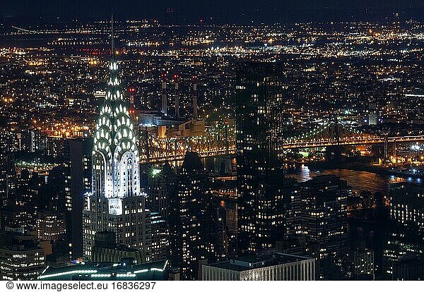 Luftaufnahme vom Empire State Building. Nachtansicht von Lower Midtown mit dem Chrysler Building in der Höhe  das andere beeindruckende Wolkenkratzer überragt.