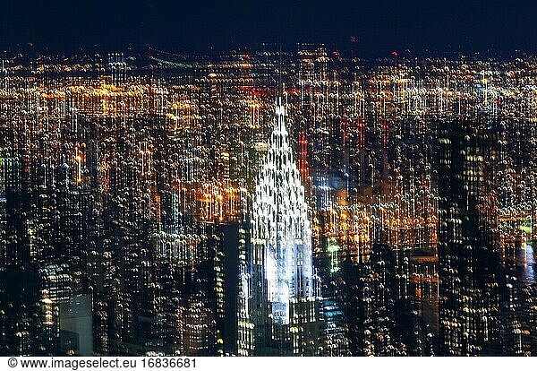 Luftaufnahme vom Empire State Building. Nachtansicht von Lower Midtown mit dem Metlife Building und dem Chrysler Building in der Höhe  die andere beeindruckende Wolkenkratzer überragen.