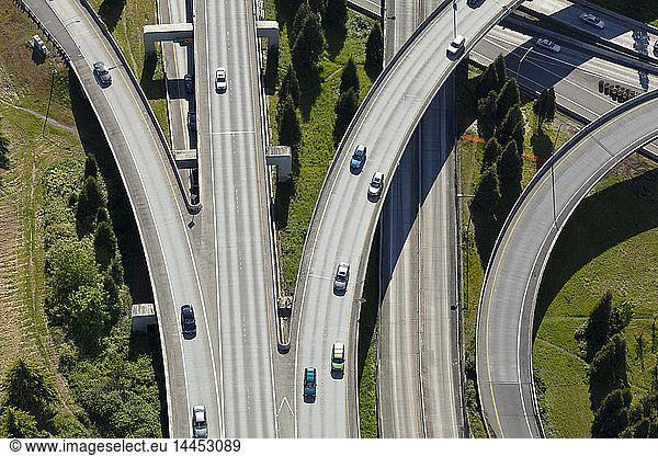 Luftaufnahme von auf der Autobahn fahrenden Autos