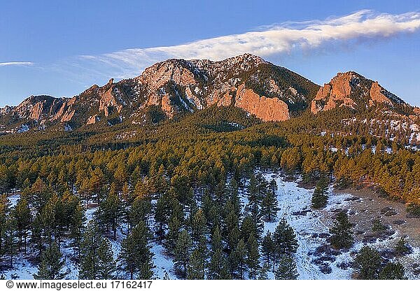 Luftaufnahme von Bear Peak in den Ausläufern von Boulder  Colorado  kurz nach Sonnenaufgang im Winter.