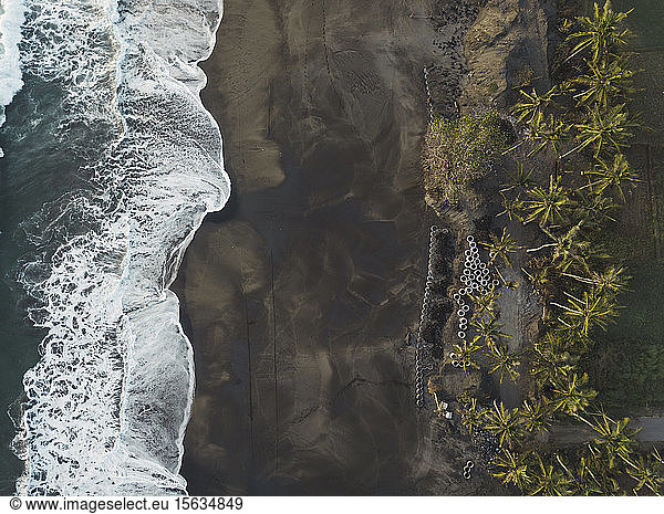 Luftaufnahme von Betonrohren am Strand  Kedungu  Bali  Indonesien