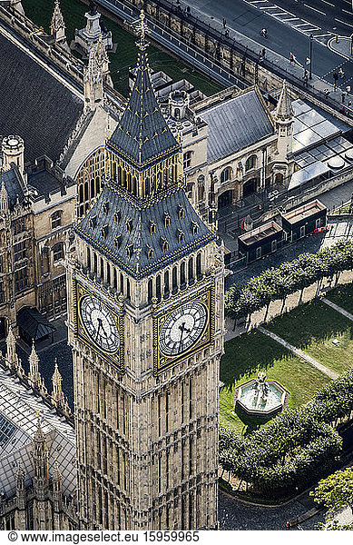 Luftaufnahme von Big Ben  dem Glockenturm von St. Stephen's und den Dächern der Parlamentsgebäude in London