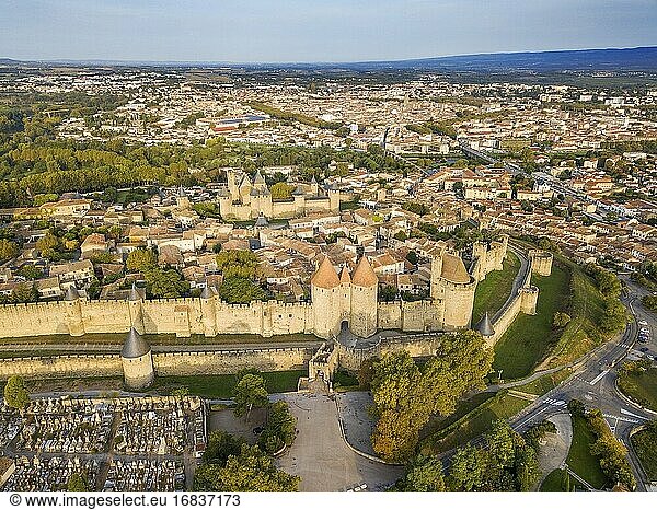 Luftaufnahme von Carcassonne  mittelalterliche Stadt  die von der UNESCO zum Weltkulturerbe erklärt wurde  harboure d'Aude  Languedoc-Roussillon Midi Pyrenees Aude Frankreich.
