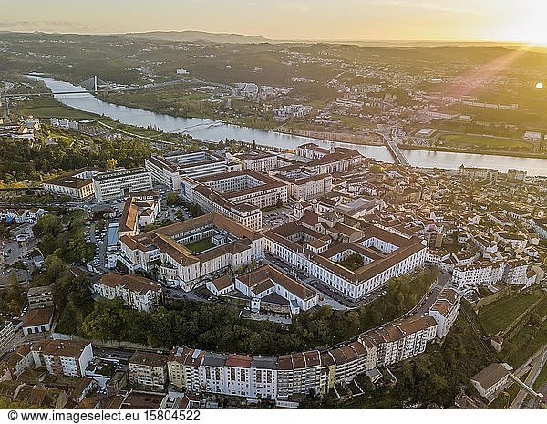 Luftaufnahme von Coimbra mit der Universität oben auf dem Hügel bei Sonnenuntergang  Portugal  Europa