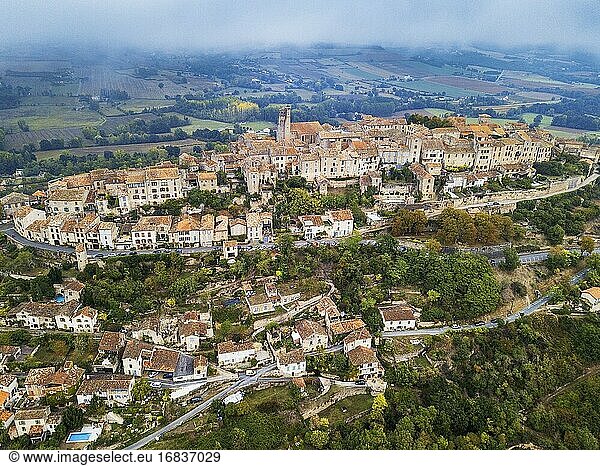 Luftaufnahme von Cordes sur Ciel  mit der Aufschrift Die schönsten Dörfer Frankreichs  Tarn  Occitanie  Frankreich.
