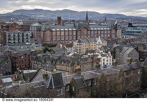 Luftaufnahme von der Esplanade des Schlosses in Edinburgh  Hauptstadt von Schottland  Teil von OK  Lauriston Campus der Universität von Edinburgh in der Mitte.