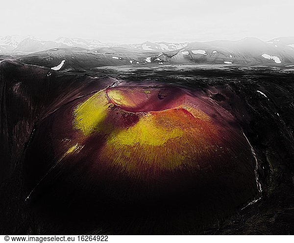 Luftaufnahme von einem bunten Vulkankrater bei Friðland að Fjallabaki  Island  Europa